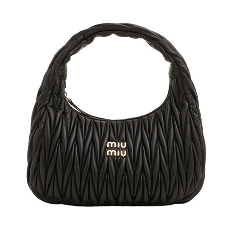 營收黑馬再發威！MiuMiu夏日限定系列登場，水桶包 .